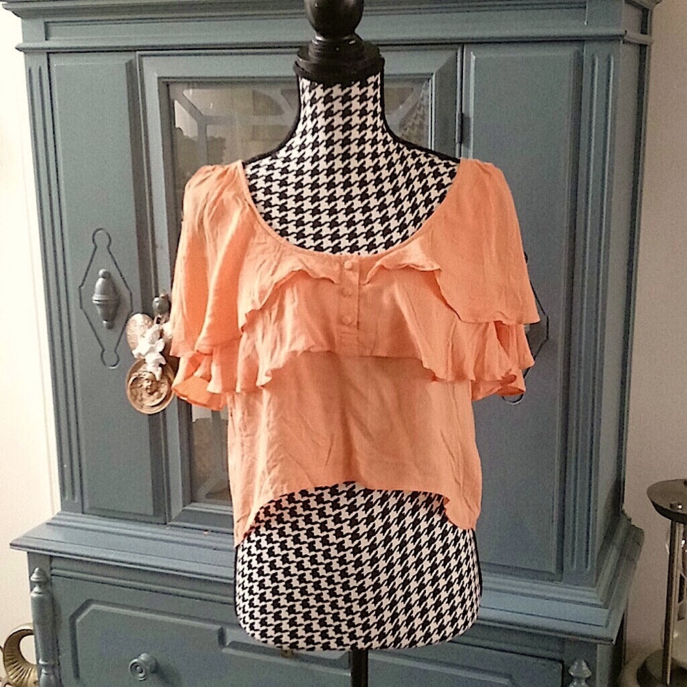 NEW WITH TAGS-- Finders KEEPERS Orange CROP Top Size Juniors 6